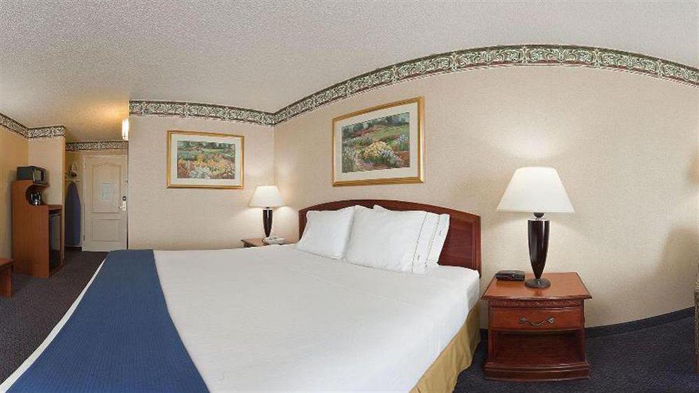 Holiday Inn Express Hotel & Suites Reading By Ihg Exterior photo